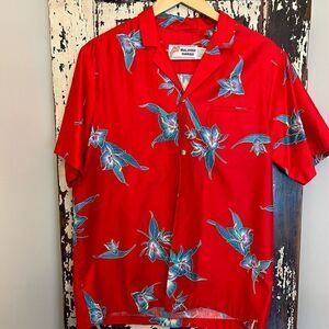 Vintage Men’s Malihini Hawaiian Button down shirt. Size L.
